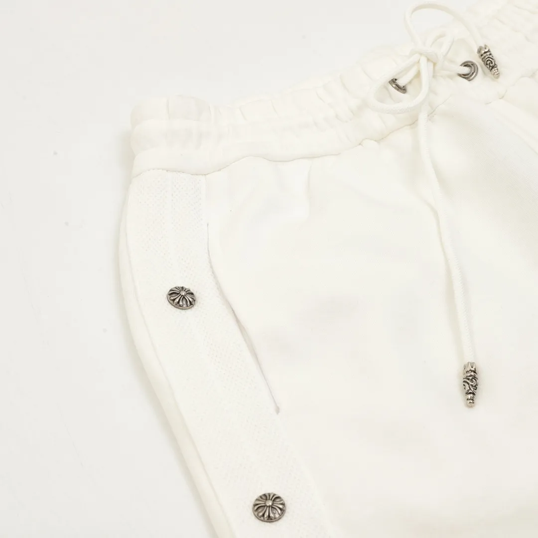 🅿️390 CH/Cro Heart Cross patch embroidered trousers. The fabric is made of custom woven composite fabric. It is dyed and then treated with wool. It is silky and super soft compared to the original version. The fabric texture has clear and obvious strands and excellent drape. The exquisite workmanship has reached foreign trade export standards. The cross on both sides of the front panel is embroidered with Sanskrit. It is fashionable and individual. It is super versatile and good-looking. It is a must-have for fashionable men and women. It is unparalleled in terms of upper body comfort. size：XS-L